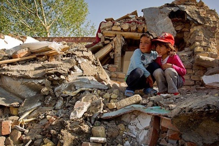 هلال احمر همدان بین کودکان مناطق زلزله زده اسباب‌بازی توزیع کرد