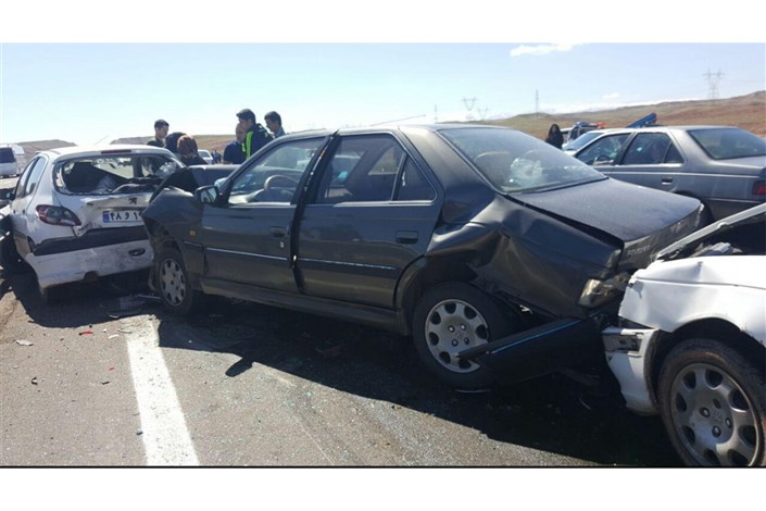تصادف زنجیره ای و واژگونی 4 خودرو در همدان