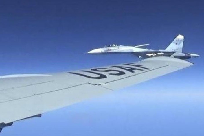 رهگیری هواپیمای آمریکایی توسط  جنگنده روسیه