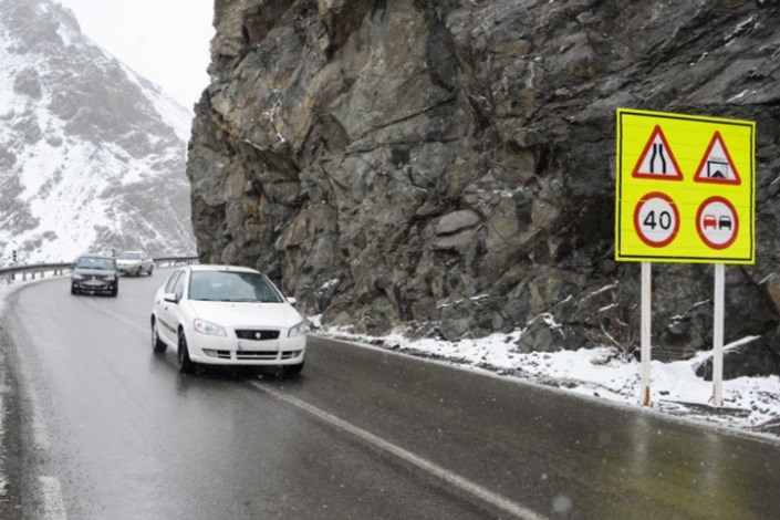 بارش برف و لغزندگی جاده‌ها در البرز/وقوع یخبندان در جاده چالوس