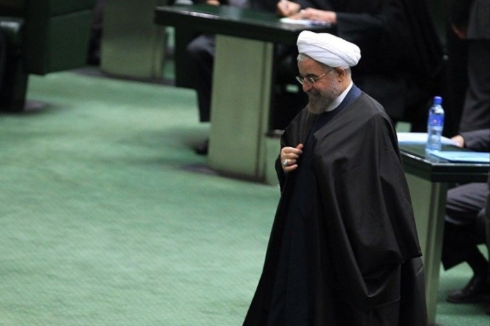 روحانی صحن علنی مجلس را ترک کرد