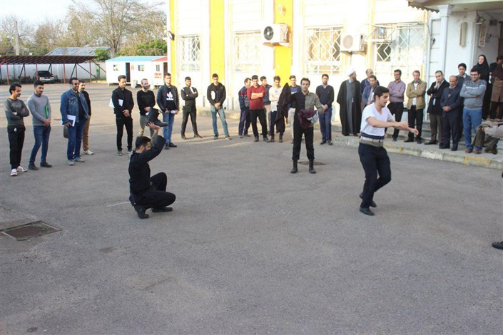 برگزاری تئاتر خیابانی با عنوان "سین مثل سرباز"در دانشگاه آزاد اسلامی سیاهکل