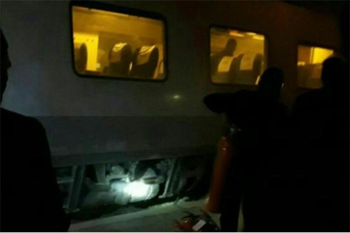 مهار آتش سوزی قطار پردیس در ایستگاه گرمسار