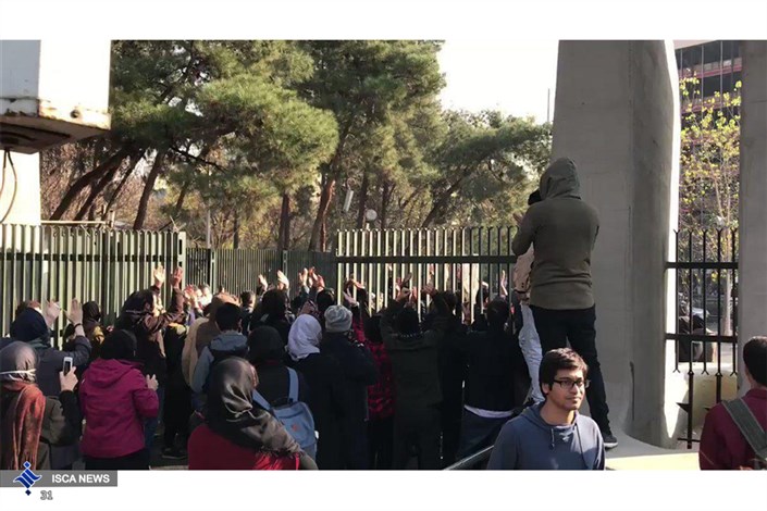 بی‌اعتنایی مردم و دانشجویان به شعارهای ساختارشکنانه عده‌ای مقابل دانشگاه تهران