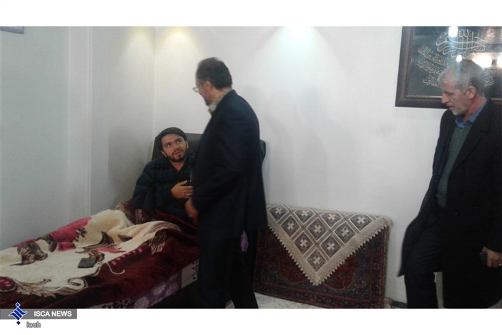 دلجویی رییس دانشگاه آزاد اسلامی همدان از دانشجوی بسیجی که موردحمله اغتشاشگران قرار گرفت