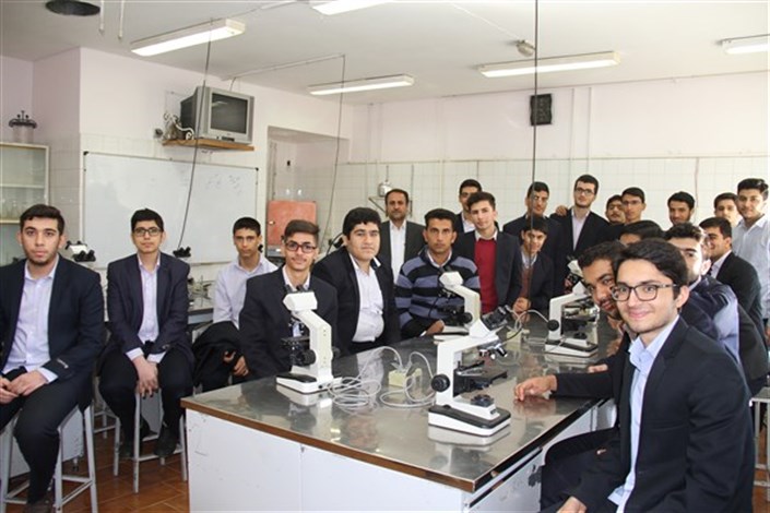 بازدید دانش‌آموزان دبیرستان تیزهوشان از دانشگاه آزاد اسلامی کازرون