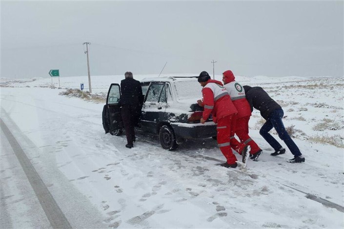 برف و کولاک در 12 استان کشور / رهاسازی 168 دستگاه خودرو از برف