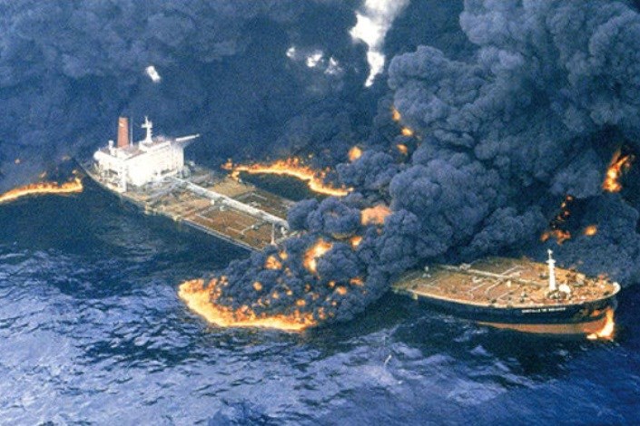 درخواست از ظریف از برای جلب همکاری کشورهای نزدیک به محل آتش سوزی نفتکش ایرانی