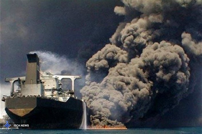 ایران، خروج پیکرهای جانباختگان از نفتکش غرق شده را پیگیری می کند
