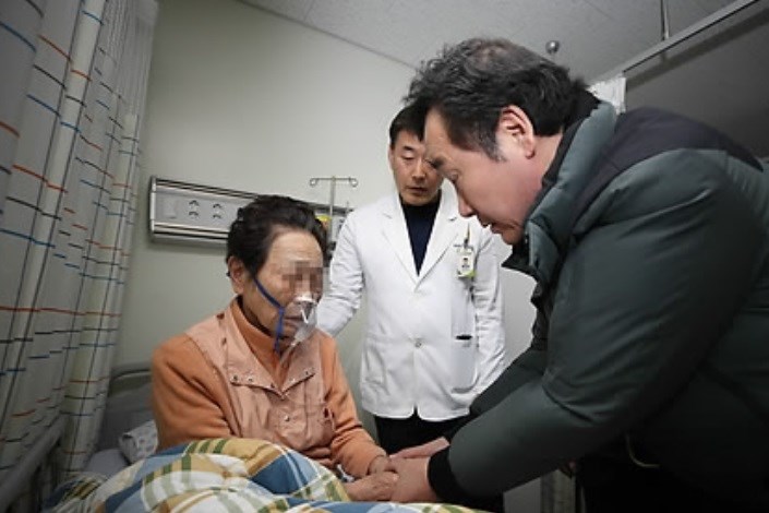 دیدار نخست وزیر کره جنوبی از حادثه دیدگان بیمارستان سجونگ