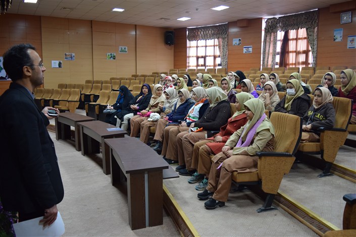 بازدید دانش‌آموزان از امکانات دانشگاه آزاد اسلامی بندرگز