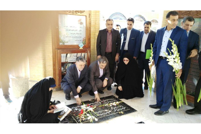 وزیر ارشاد به شهدای بوشهر ادای احترام کرد