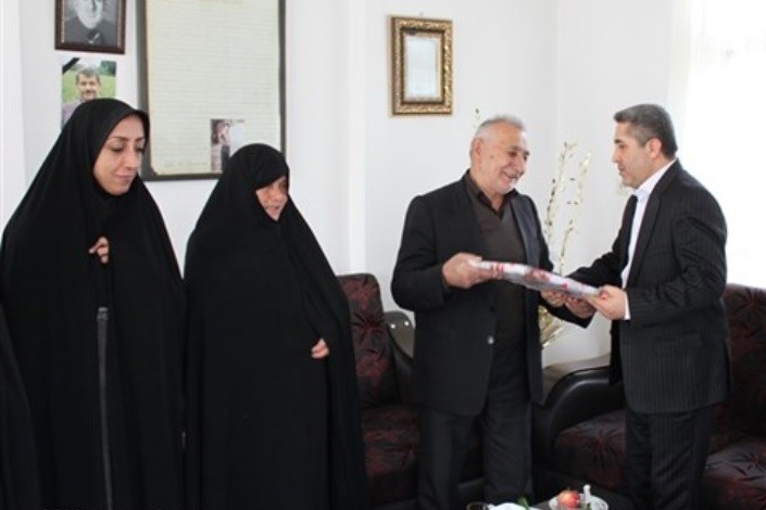 دیدار رئیس دانشگاه آزاد اسلامی جویبار با خانواده دانشجوی شهید سهراب بخشی