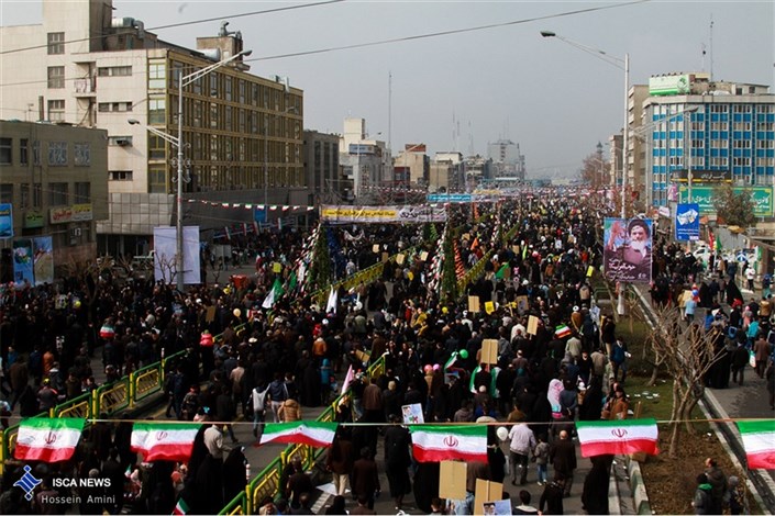  حضور تماشایی مردم همیشه در صحنه دارالعباده با شور انقلابی در راهپیمایی 22 بهمن