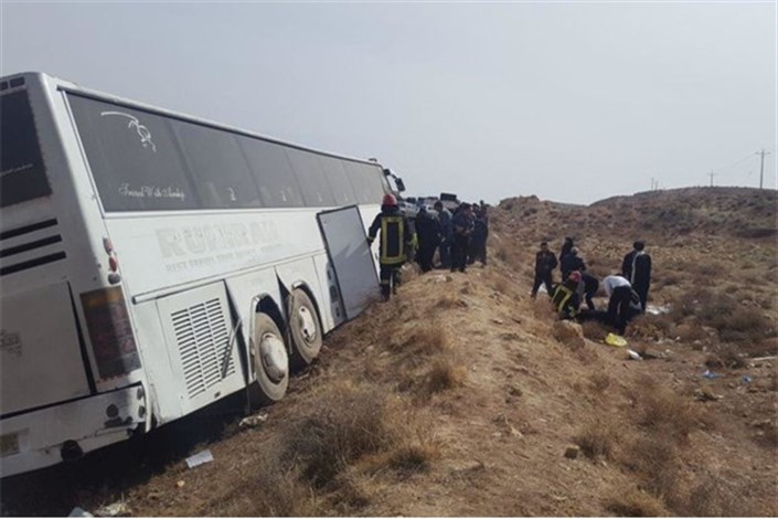 واژگونی اتوبوس در محور تهران -گرمسار