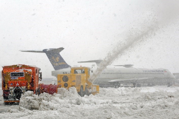 آمادگی فرودگاه امام(ره) برای بارش برف/ پروازها در حال انجام است