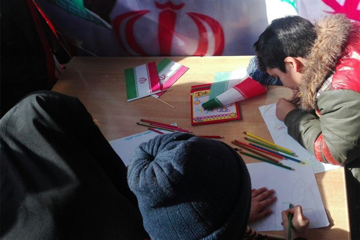 برپایی ایستگاه نقاشی توسط مدارس سما مشهد در راهپیمایی 22 بهمن 