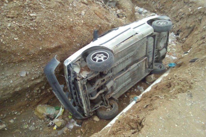 سقوط خودروی 206 در گودال حادثه آفرید/یک نفر مصدوم شد
