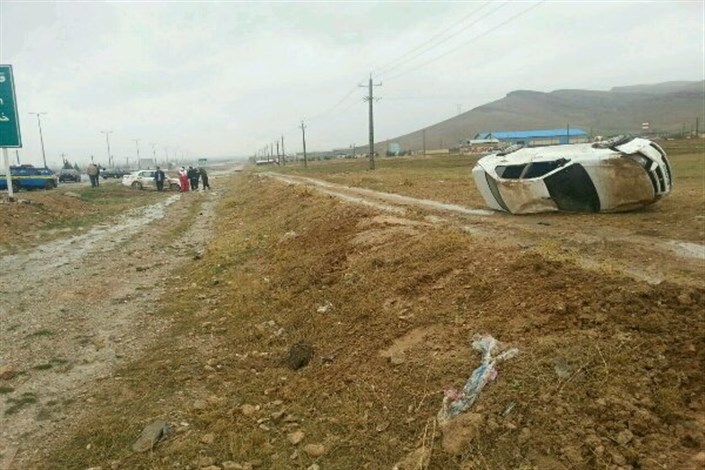واژگونی وانت پیکان در محور زنجان - قزوین/ 5 مسافر راهی بیمارستان شدند