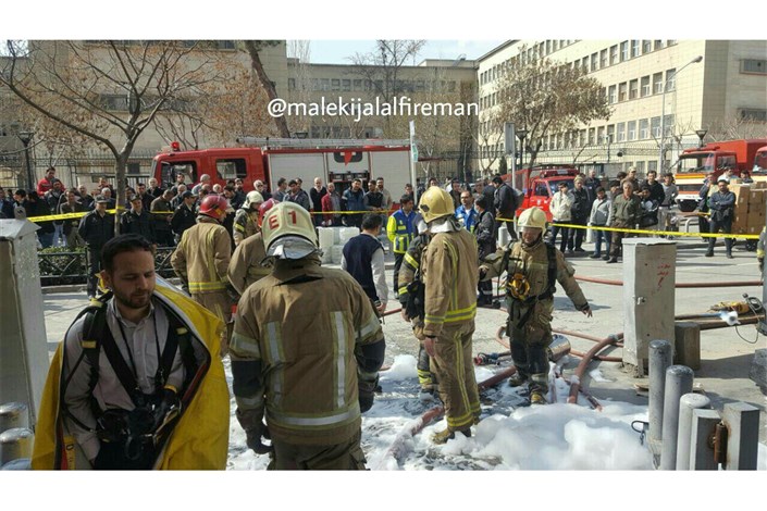   آتش سوزی در مغازه عرضه و نگهداری مواد شیمیایی در خیابان ناصر خسرو