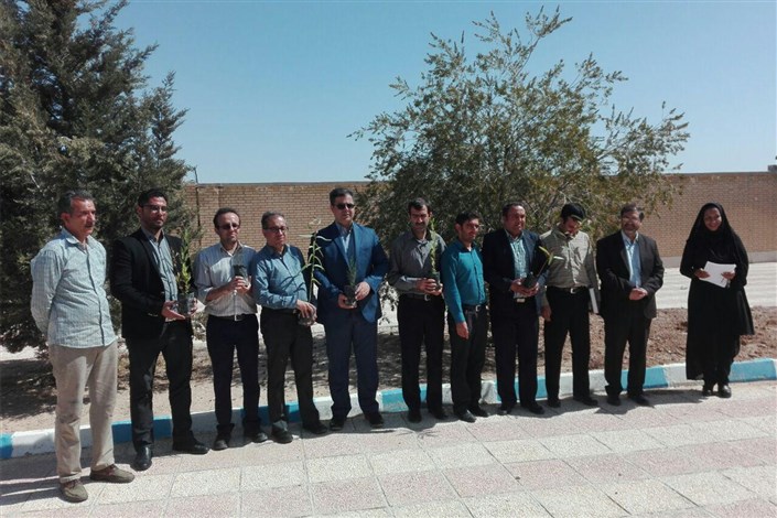 گرامیداشت آیین درختکاری در دانشگاه آزاد اسلامی واحد زاهدشهر