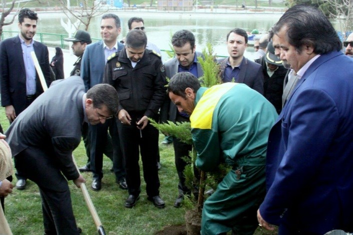  کاشت 3500 درخت به یاد شهدای منطقه 16/  300 لانه پرندگان در بوستان بعثت  نصب شد 