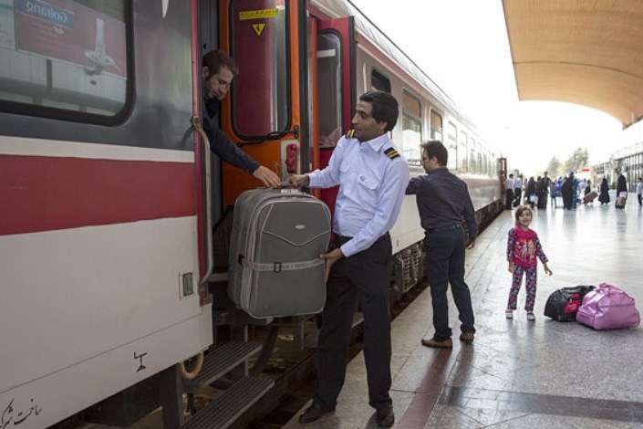 رشد ۶.۵ درصدی مسافران قطار در سال ۹۶/ دورخیز برای رساندن مسافران ریلی به ۱۰۰ میلیون نفر