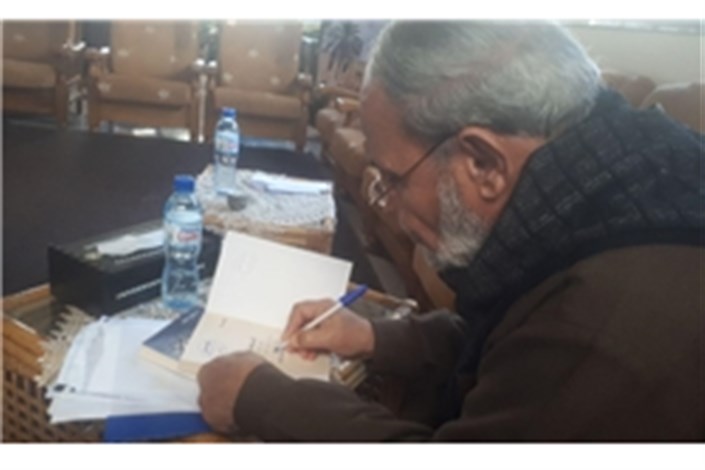 اهدای 2 کتاب به جشنواره عمار توسط یکی از رهبران حماس