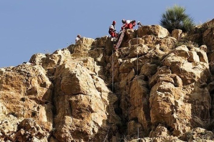  نجات هفت زن گردشگر از ارتفاعات زرقان در فارس