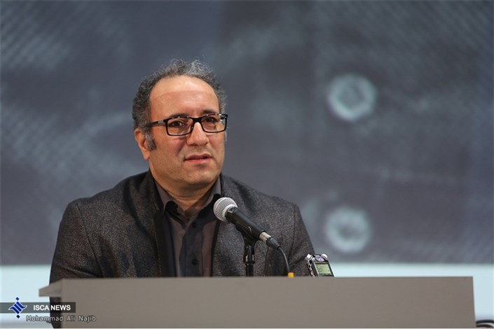 جایزه بهترین فیلم اول در جشنواره جهانی فیلم فجر اهدا می‌شود