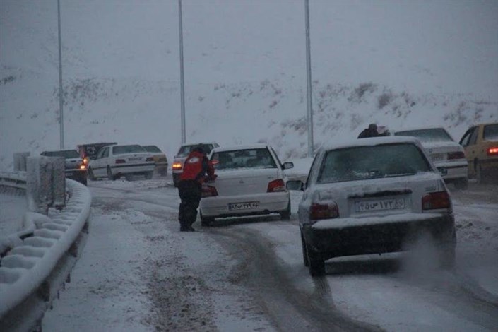 بارش سنگین برف در جاده هراز و فیروزکوه/  از زنجیر چرخ و تجهیزات زمستانی استفاده کنید