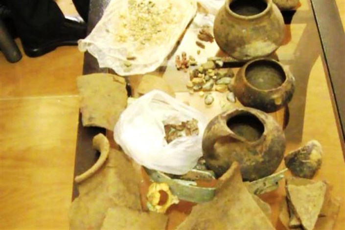 کشف 350 شیء باستانی و تاریخی در پارس آباد / دستگیری قاچاقچی اشیاء باستانی