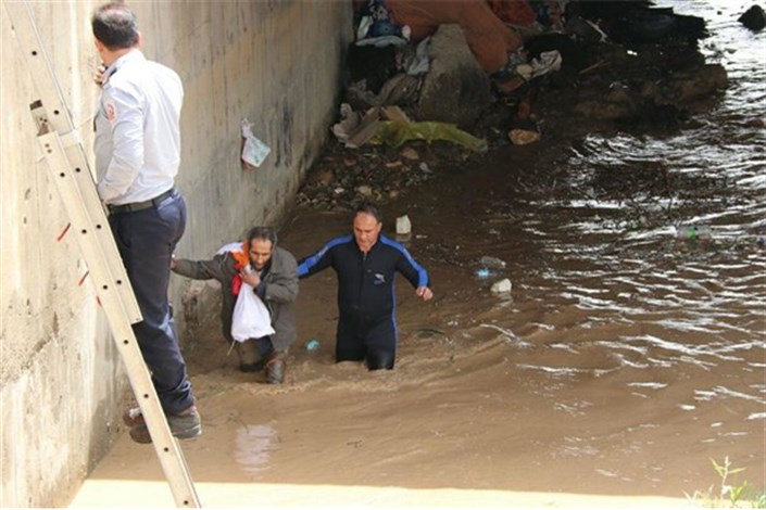 نجات فرد بی‌خانمان گرفتارشده در زیر پل شهدای خرم‌آباد