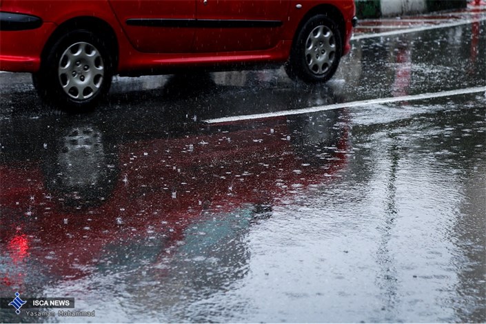 بارش باران در محورهای 4 استان/ترافیک در باند جنوبی آزادراه کرج-قزوین سنگین است