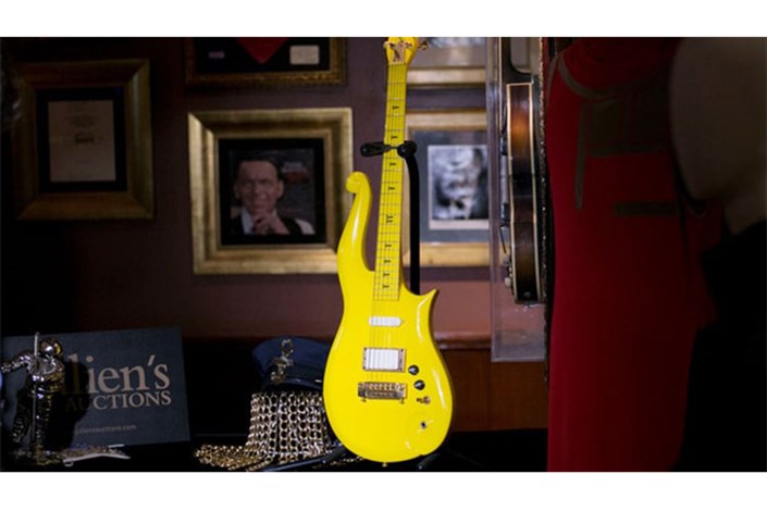 گیتار زرد پرینس در حراجی فروخته شد