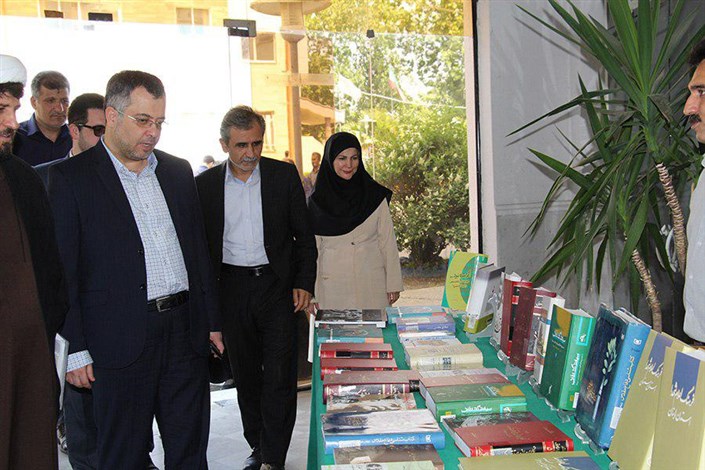 نمایشگاه کتاب شهدا و دفاع مقدس در دانشگاه آزاد اسلامی واحد رشت برگزارشد