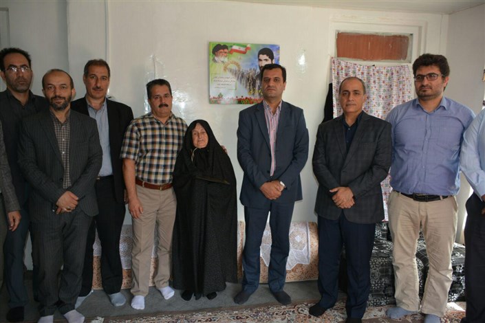 دانشگاهیان دانشگاه آزاد اسلامی واحد بندر انزلی با خانواده شهید نوروزی دیدار کردند