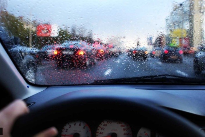 در شرایط محیطی طوفانی ،  از ادامه رانندگی خودداری کنید