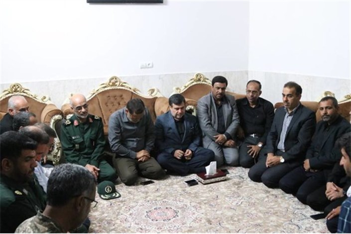 حضور استاندار هرمزگان در منزل شهید مدافع حرم خلیل تختی نژاد 