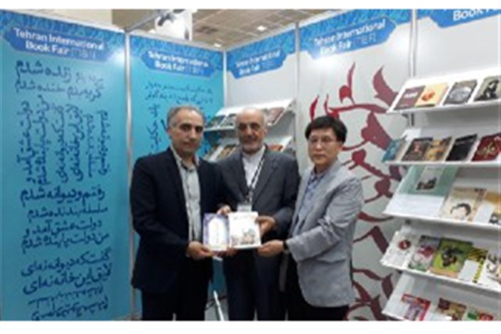 بازدید سفیر و رونمایی از سه عنوان کتاب در غرفه ایران