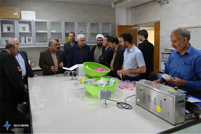 دکتر فرهاد رهبر از مراکز تحقیقاتی دانشگاه آزاد اسلامی اصفهان بازدید کرد