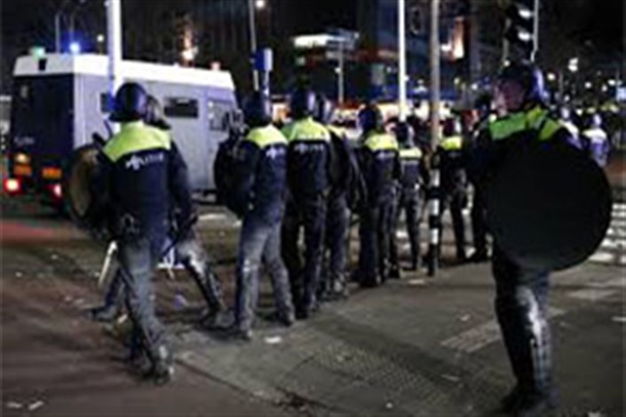 حمله یک ون به دفتر روزنامه هلندی