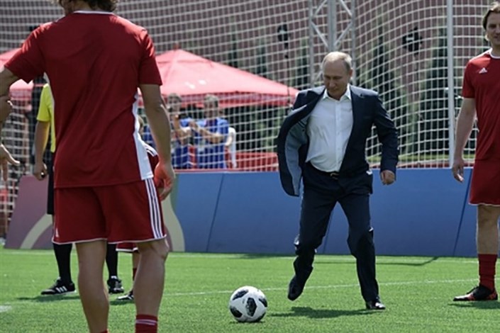 پا‌ به‌ توپ شدن پوتین و اینفانتینو با کت‌وشلوار در پارک فوتبال مسکو
