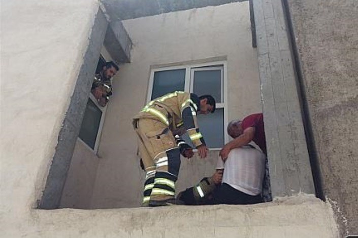نجات پیرمرد به دست آتش نشانان 