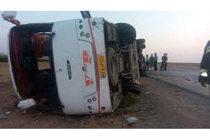 واژگونی اتوبوس در فارس/حادثه یک کشته و ۶ مجروح داشت