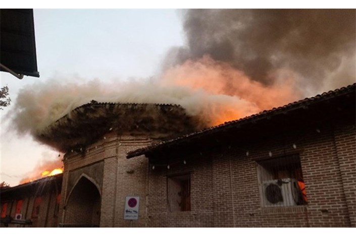 مسجد جامع ساری به دلایل نامعلوم سوخت/ سرایت آتش به مغازه های اطراف