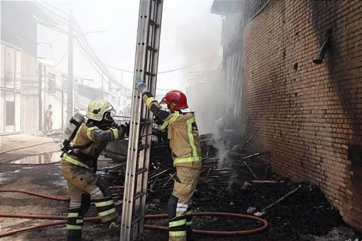 آتش سوزی کارگاه مبل‌سازی  در مرتضی گرد+عکس