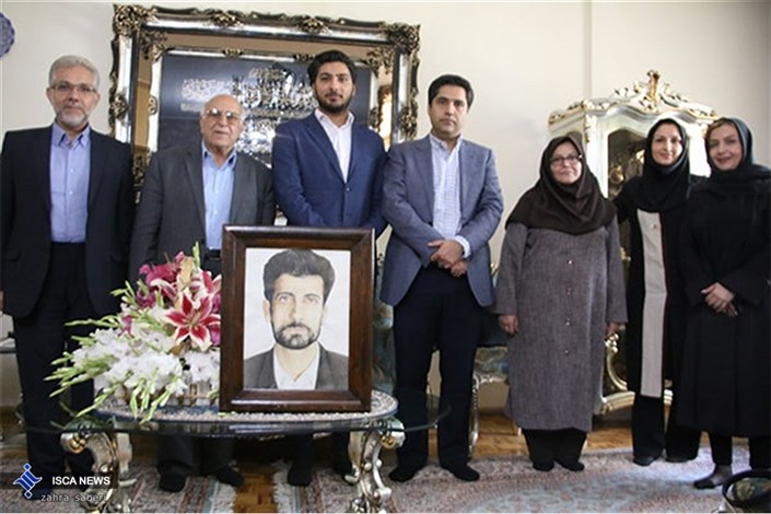 دیدار مسئولین دانشگاه علوم پزشکی آزاد اسلامی تهران با خانواده شهید صارمی