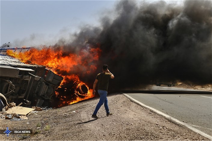 انفجار بر اثر تصادف دو تریلر حامل مواد شیمیایی  در جاده سبزوار + عکس