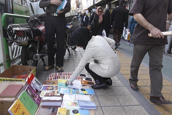 ساماندهی بساط گستران کتاب در خیابان انقلاب